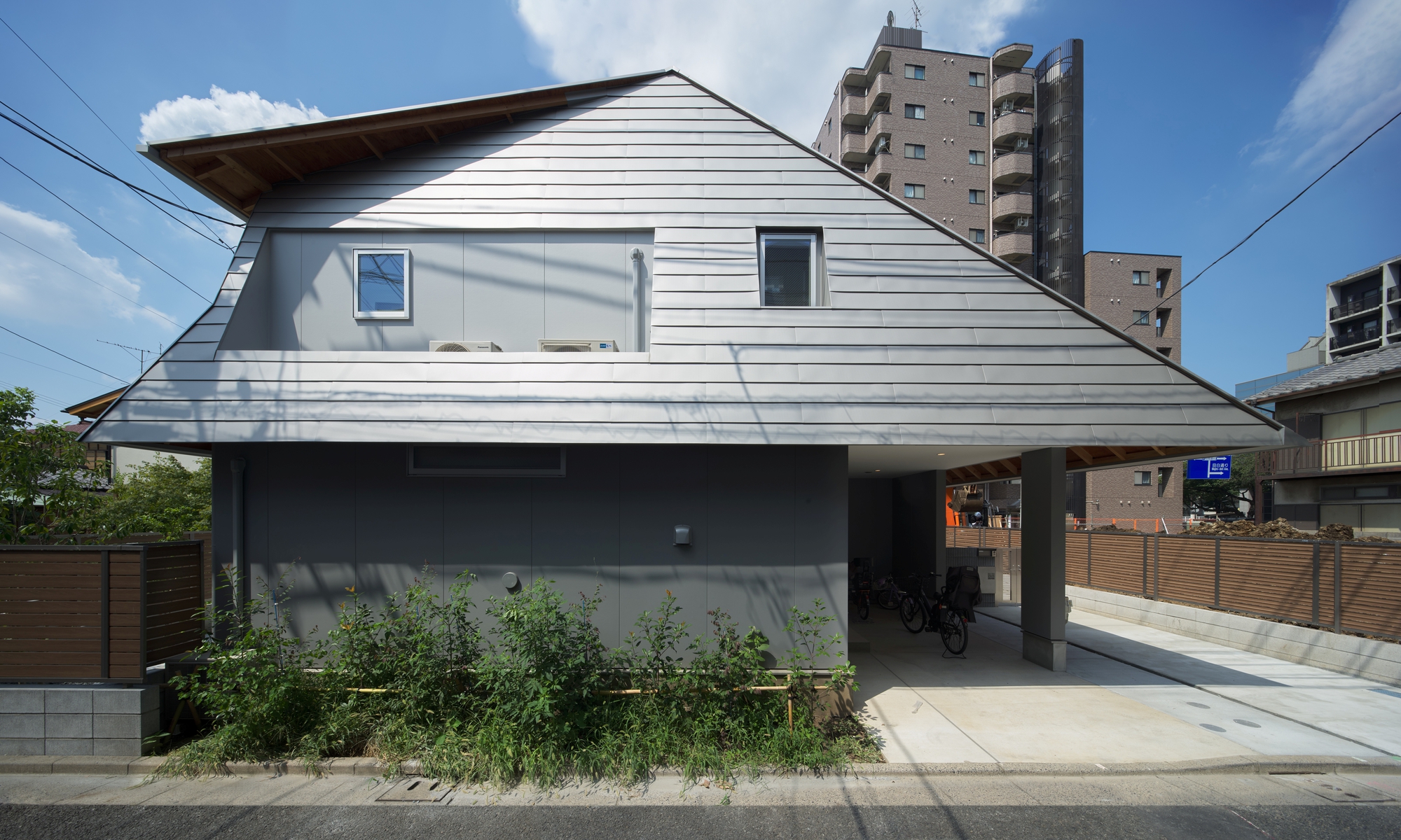 Dois telhados grandes se inclinando juntos / design Kominoru