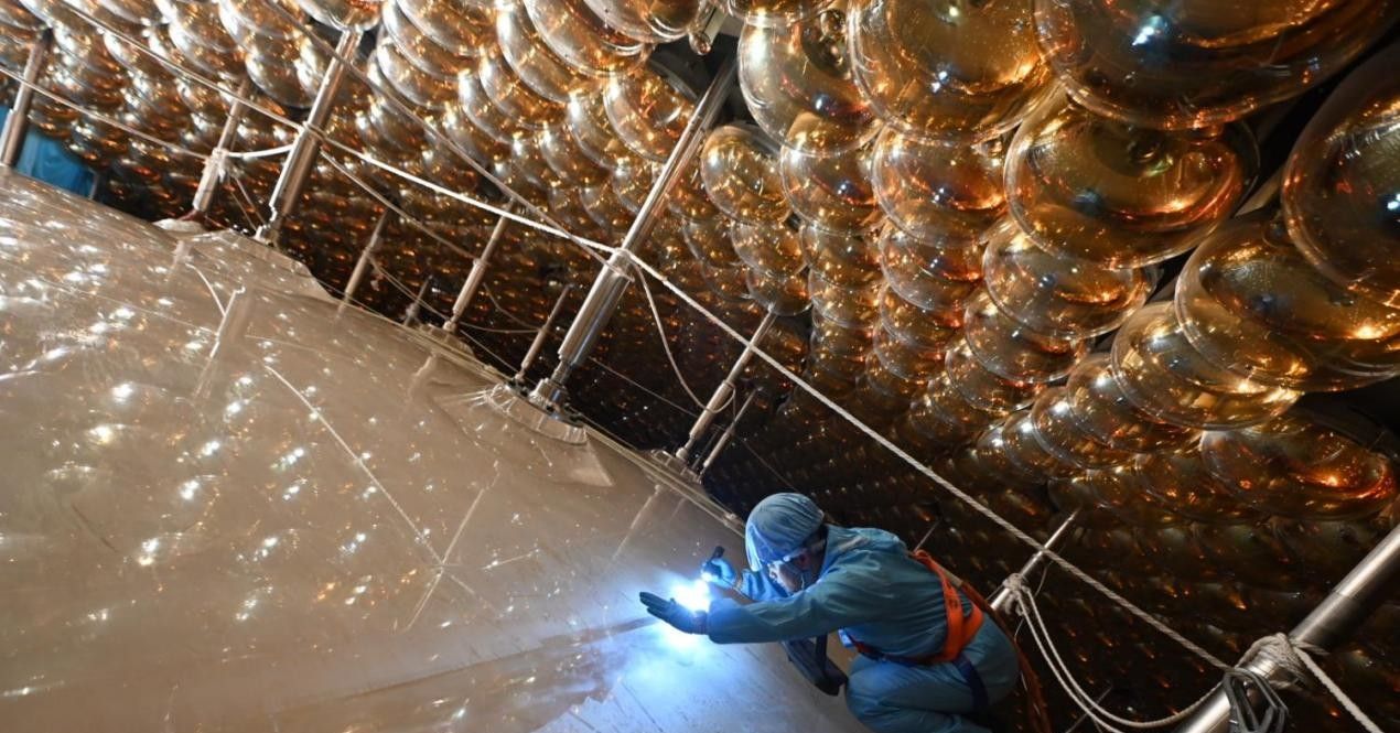 Este gigante detector de neutrino subterrâneo está assumindo os mistérios da física