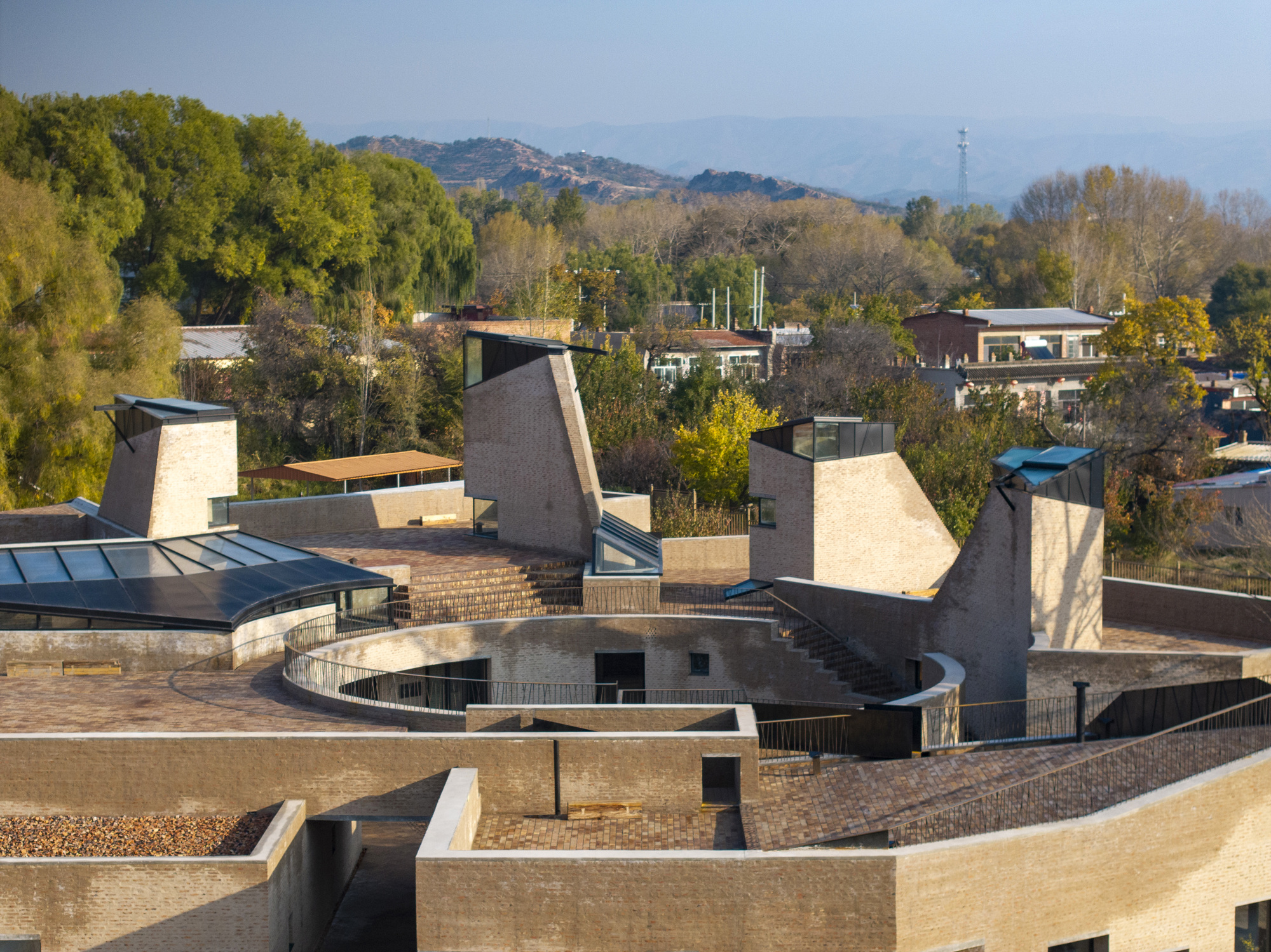 “Para emergir naturalmente do site”: Zhang Pengju em seu premiado West Wusutu, premiado Aga Khan, vila