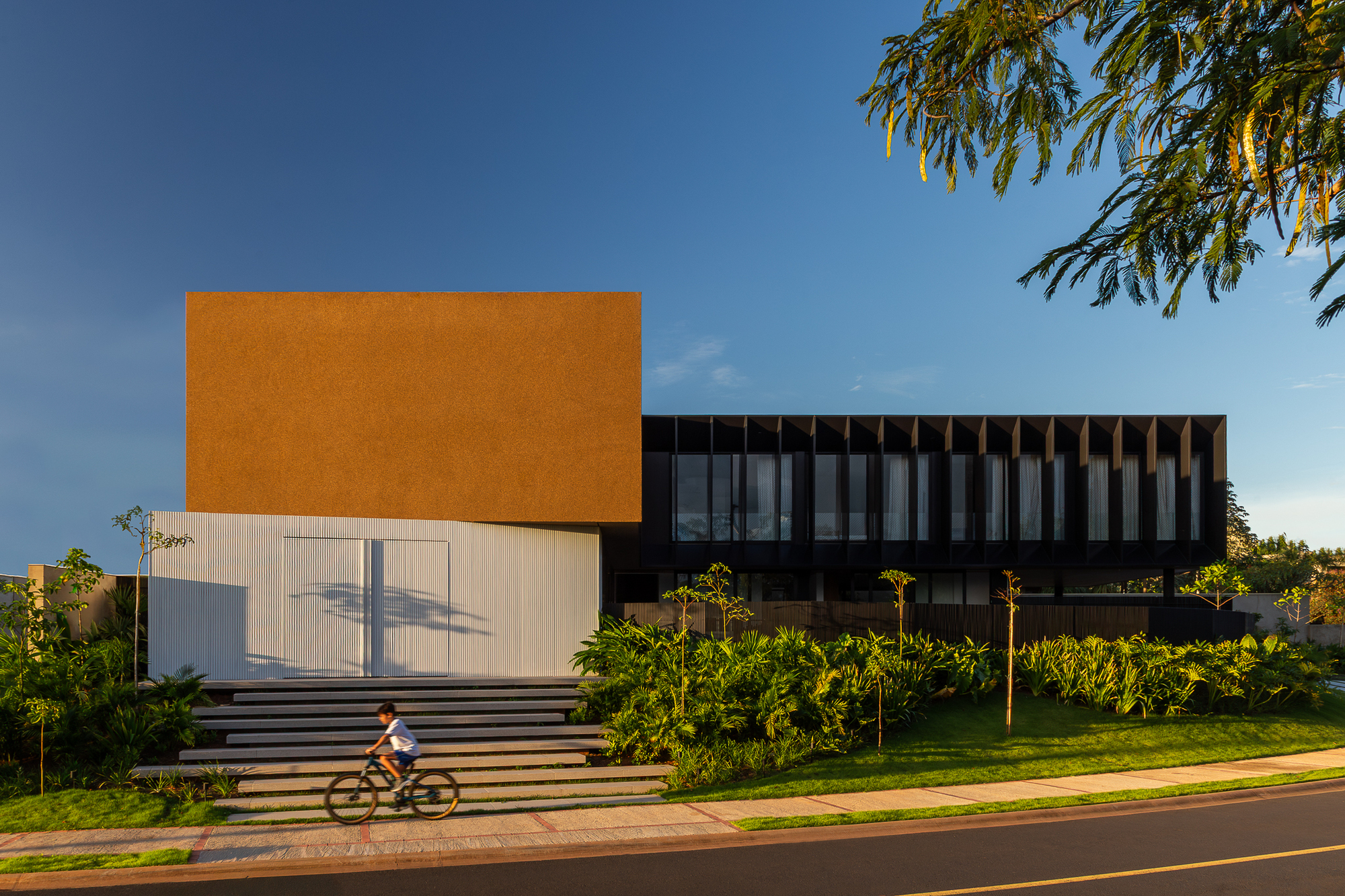 Buritis House / Aguirre Arquitetura