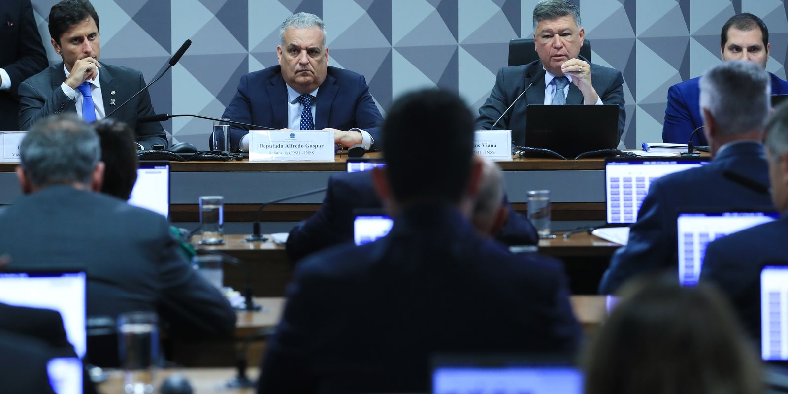 CPMI do INSS aprova convocação de parentes e sócios de investigados