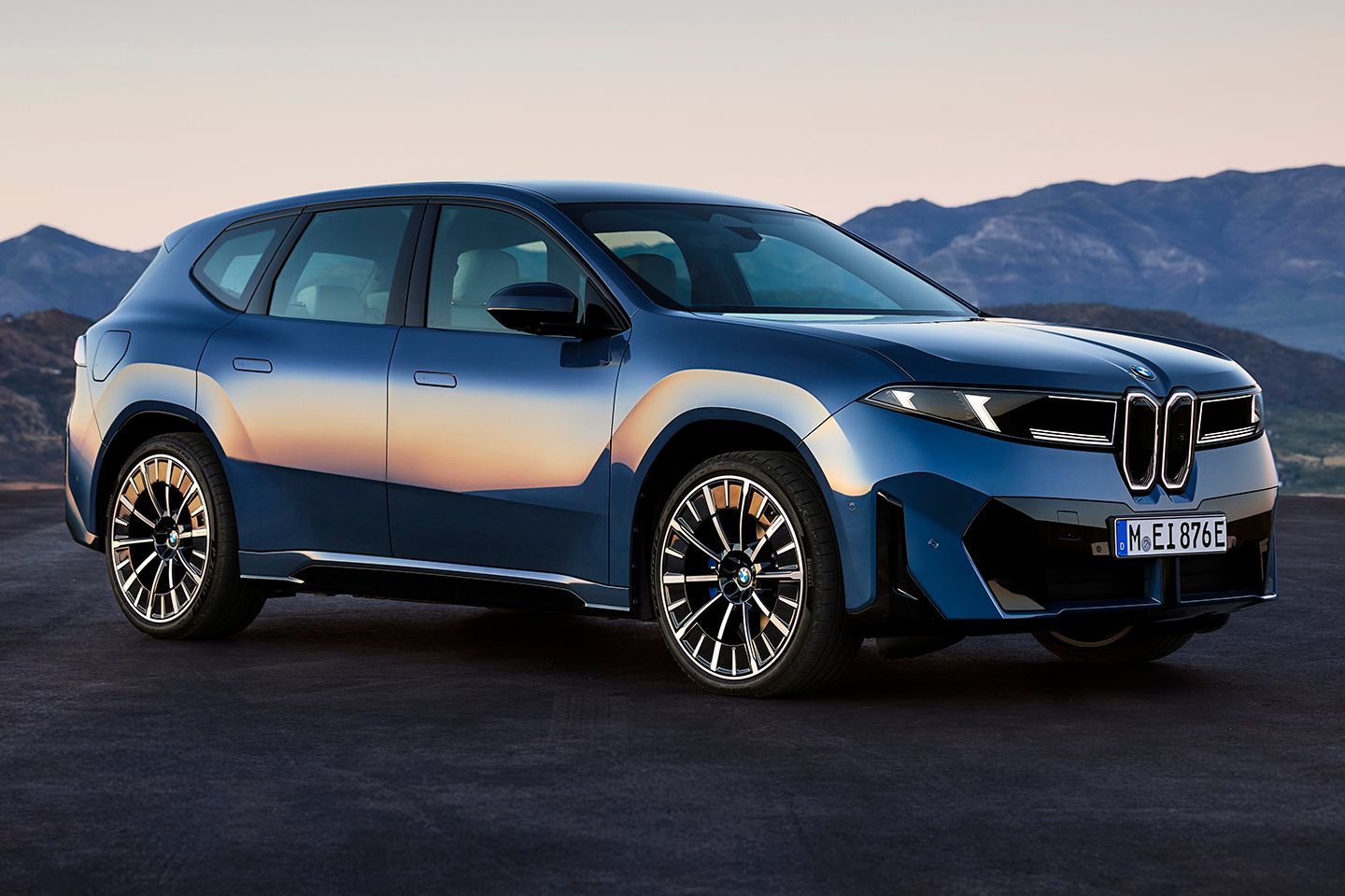 BMW IX3 lança uma nova classe com alcance de 500 milhas