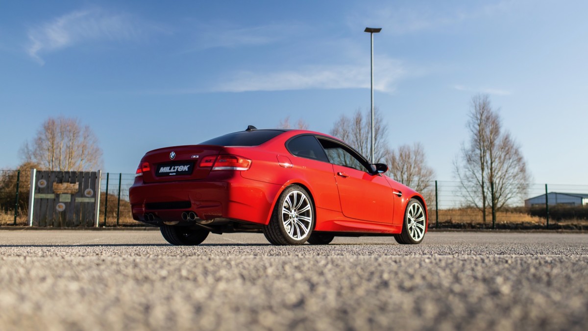 O lendário V8 M3 da BMW acabou de receber uma atualização de escape moderna