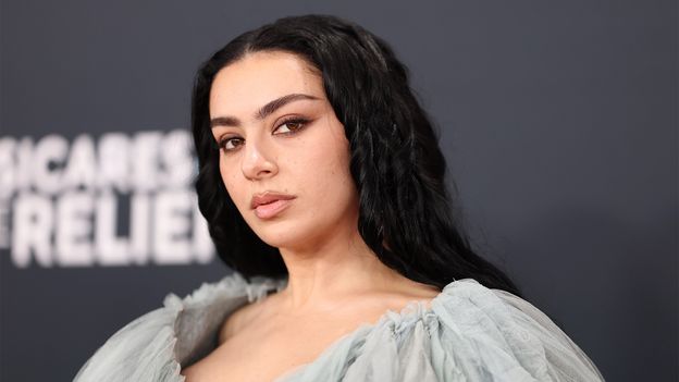 Charli XCX brilha em estréia no filme peculiar