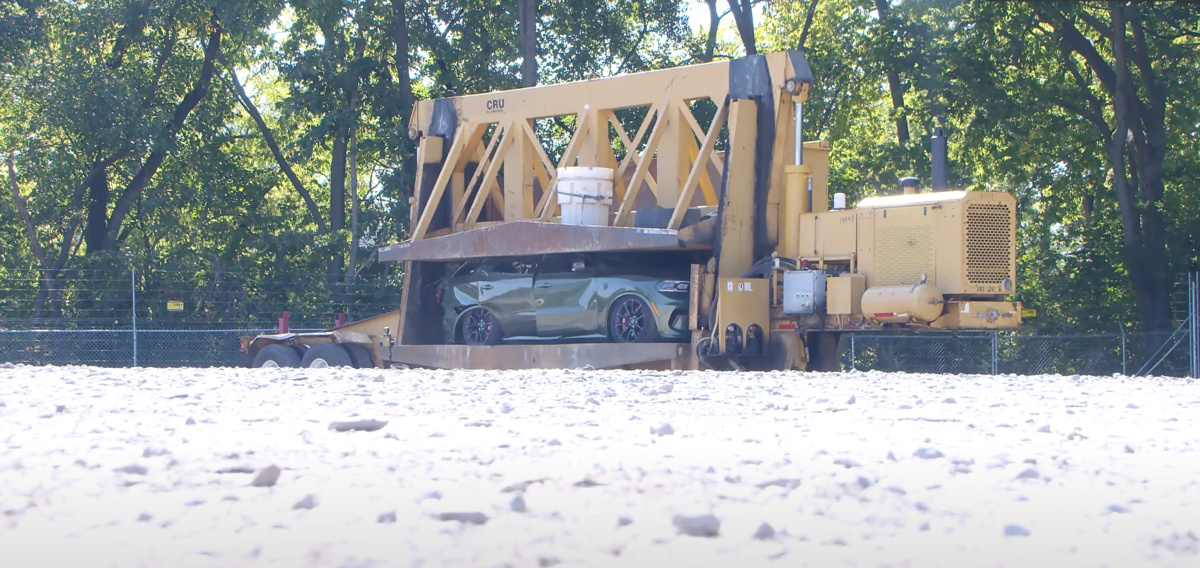 O prefeito empurra o botão para esmagar Dodge Dodge Durango Hellcat