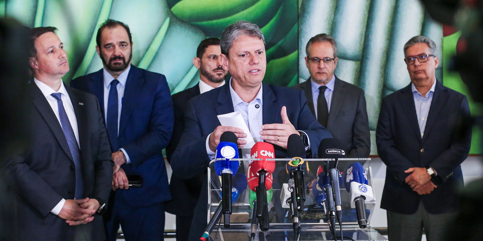 Tarcísio instala gabinete de crise e nega ligação do PCC com metanol