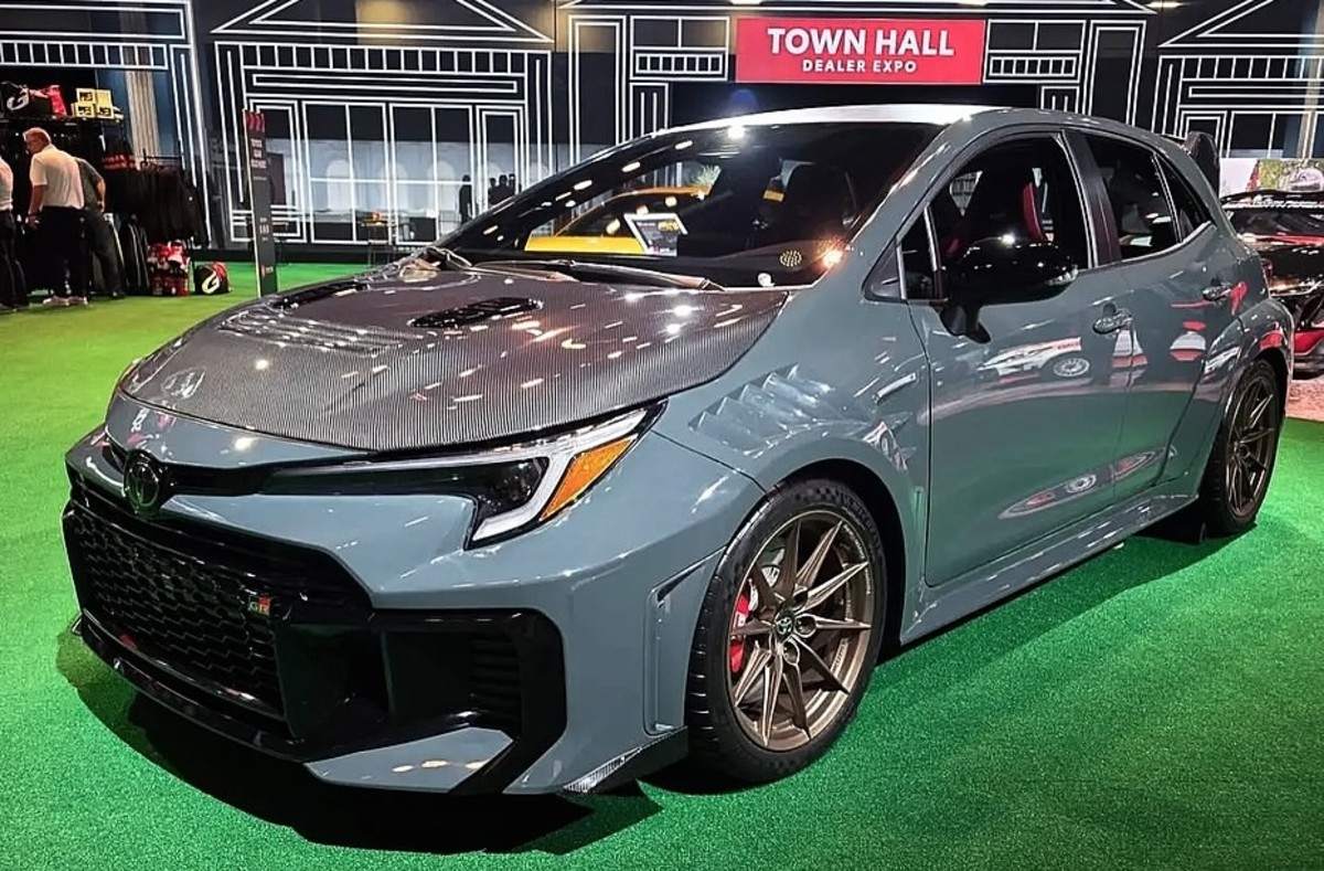 O grmn corolla, de tão rumor da Toyota, surge em um evento de revendedor