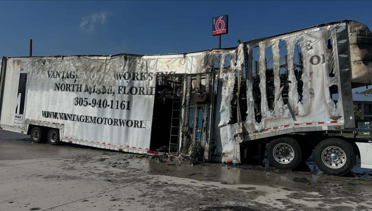 A Rally da Coroa termina em desastre após incêndio no trailer destrói US $ 1,5 milhão em supercarros