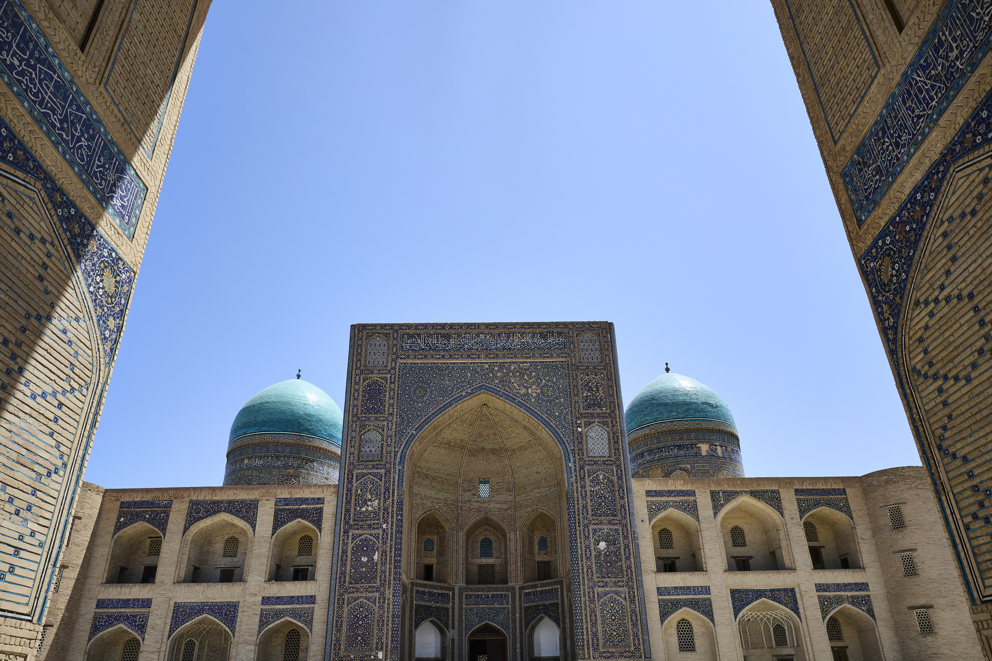 O inaugural Bukhara 2025 do Uzbequistão abre em marcos históricos restaurados