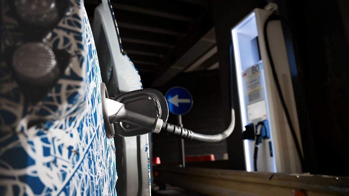 Mercedes provoca a nova van elétrica construída em plataforma modular