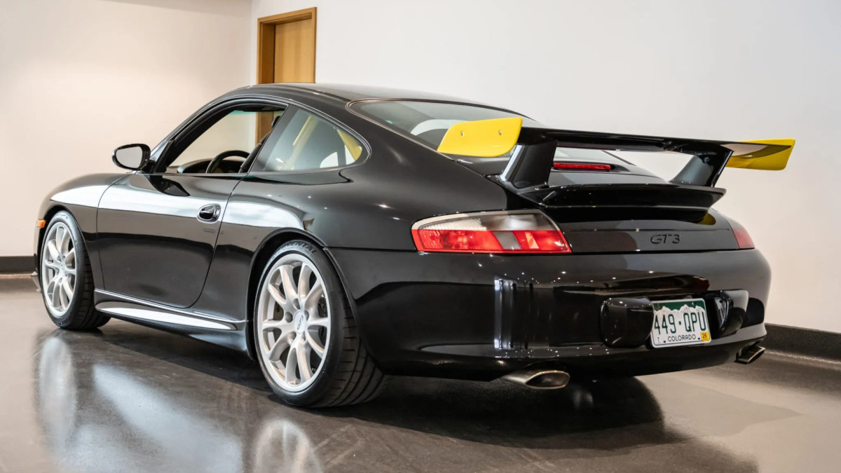 Porsche 911 GT3 2004 à venda com 8.000 milhas: perfeição de carro esportivo por dinheiro do Mustang