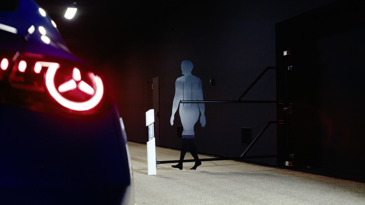 Como a nova instalação da Mercedes empurra a tecnologia do farol para a frente