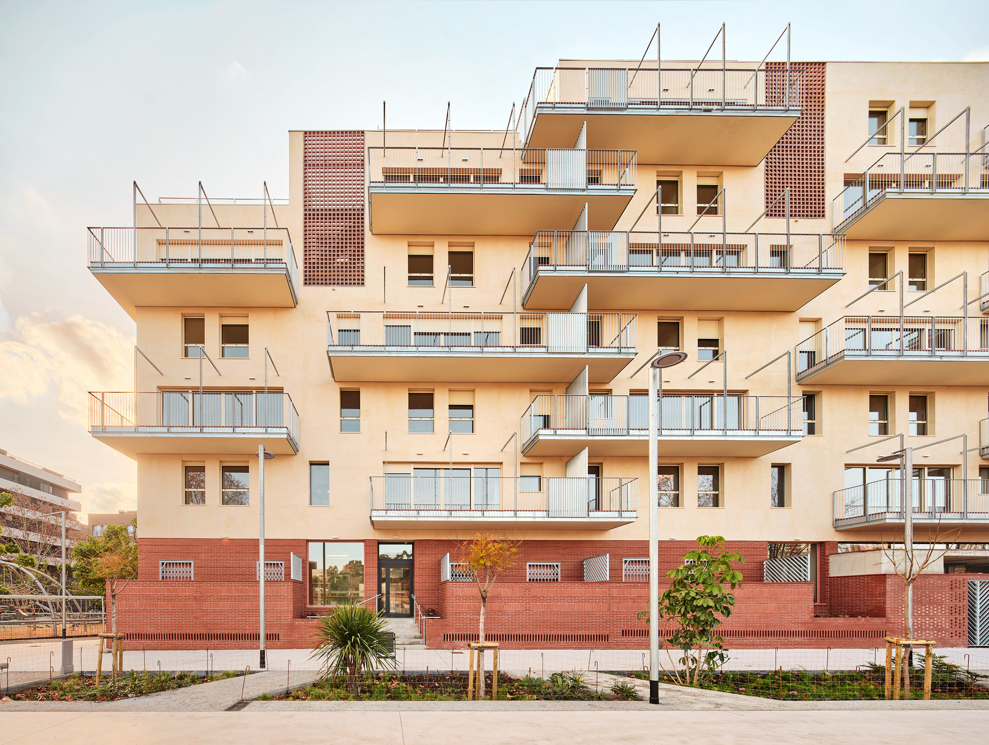 50 Habitação Social Unidas – Pés no chão e cabeça nas nuvens / Miel Arquitectos + Marmolbravo + Madhel