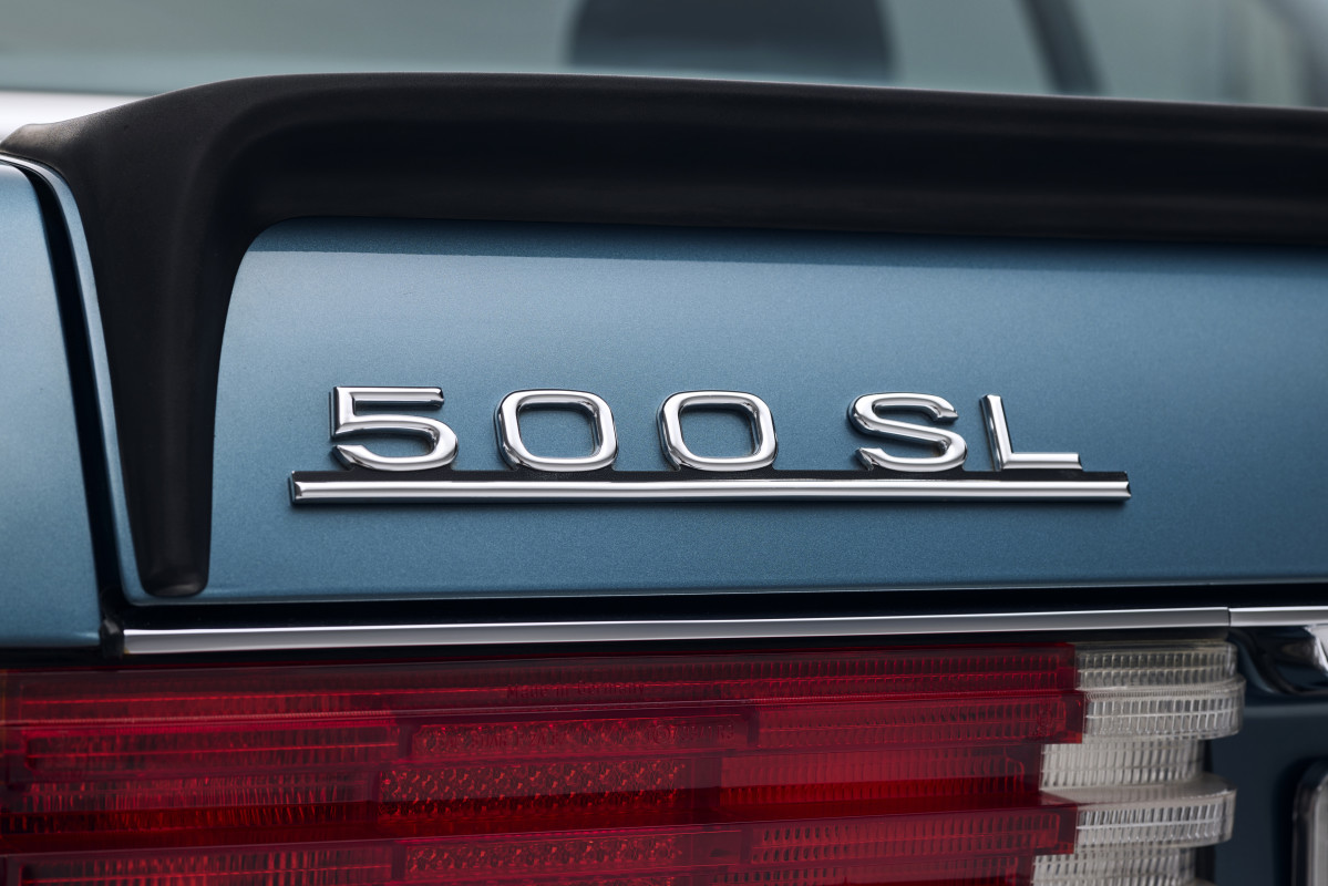 Cápsula do tempo Mercedes-Benz 500SL 1982 descoberta com apenas 42 milhas