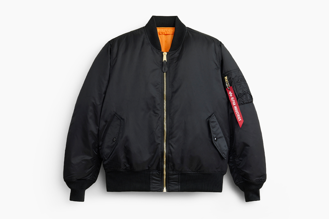 A jaqueta de vôo MA-1 da Alpha combina calor de nível militar com usabilidade diária