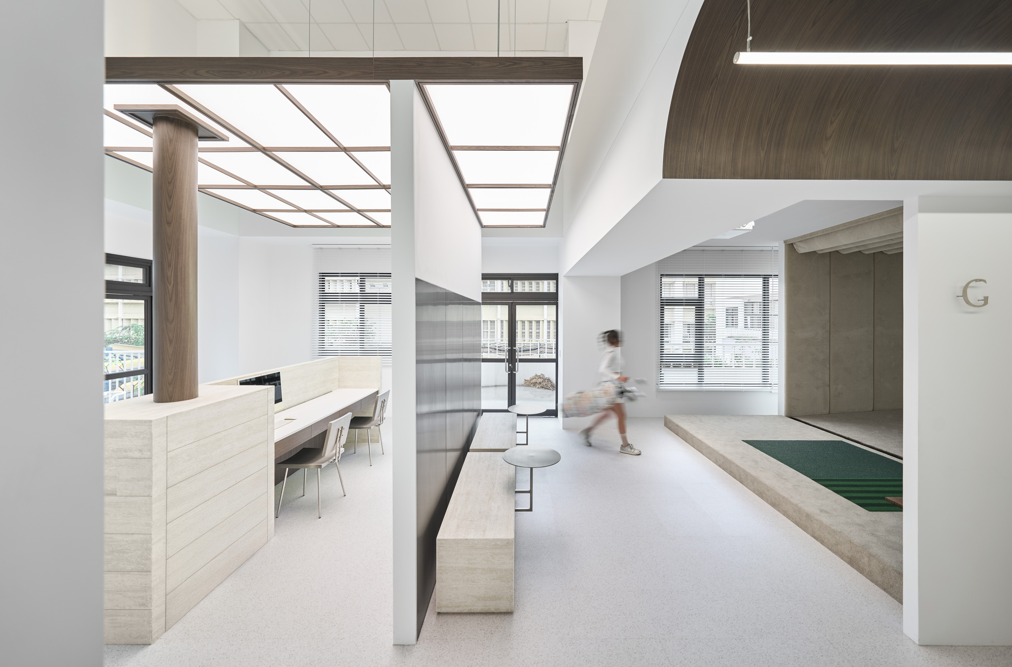 Campo de golfe coberto com traços de luz / Degree Design