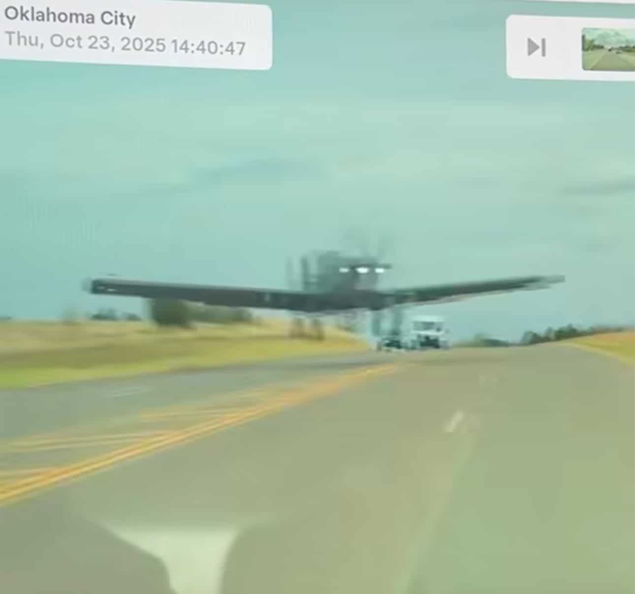 Skyraider tem contato próximo com carros na Oklahoma Hwy