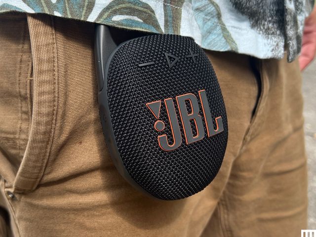 O alto-falante Bluetooth Rad Clip-On da JBL tem um desconto de US $ 20