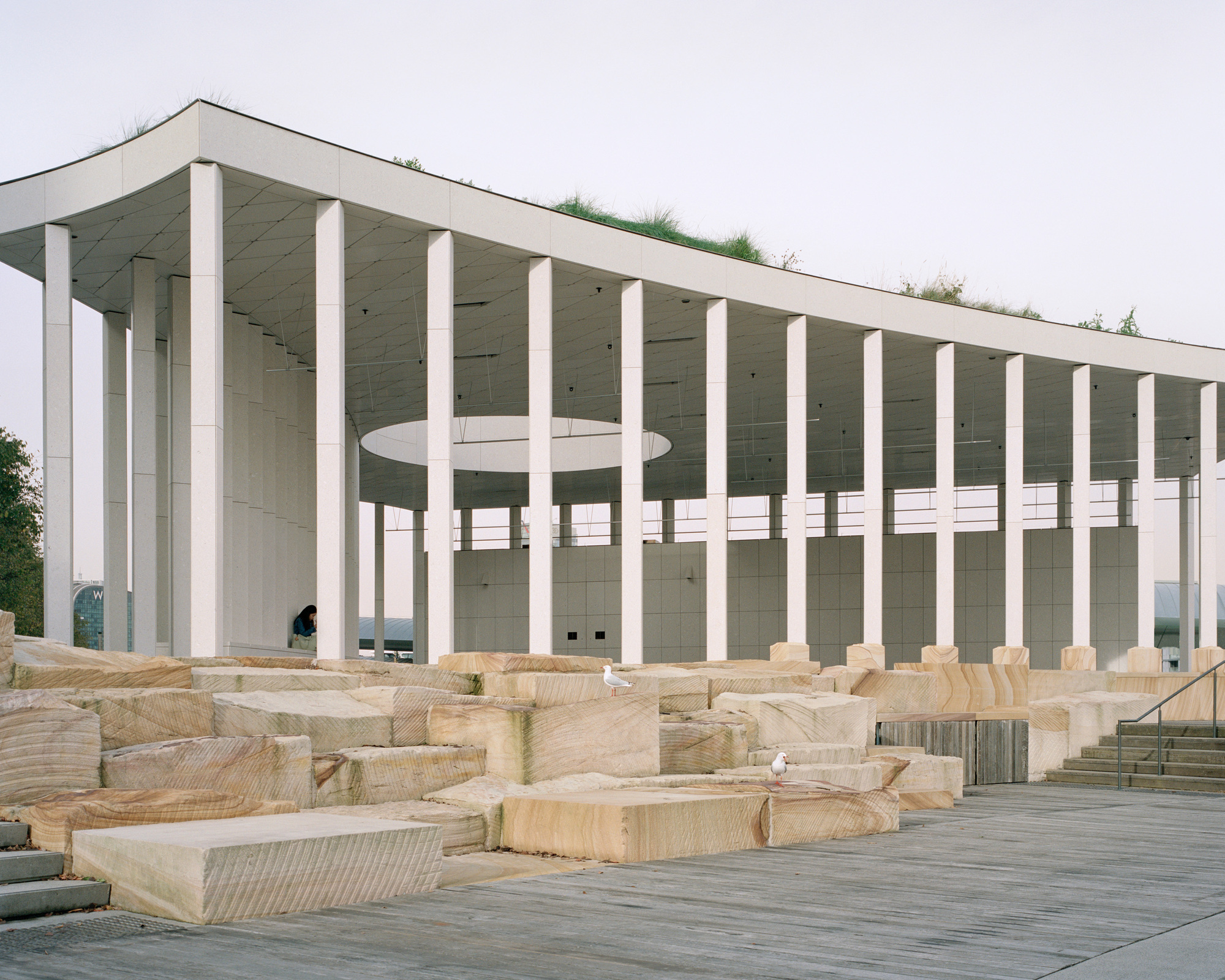 Pavilhão público permanente / Besley & Fress