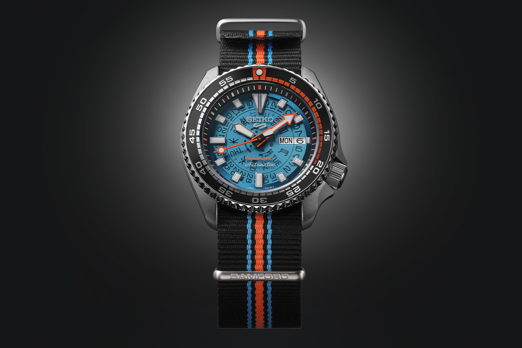 O relógio esportivo Seiko 5 de US $ 460 de Bamford brilha como neon sob luz UV