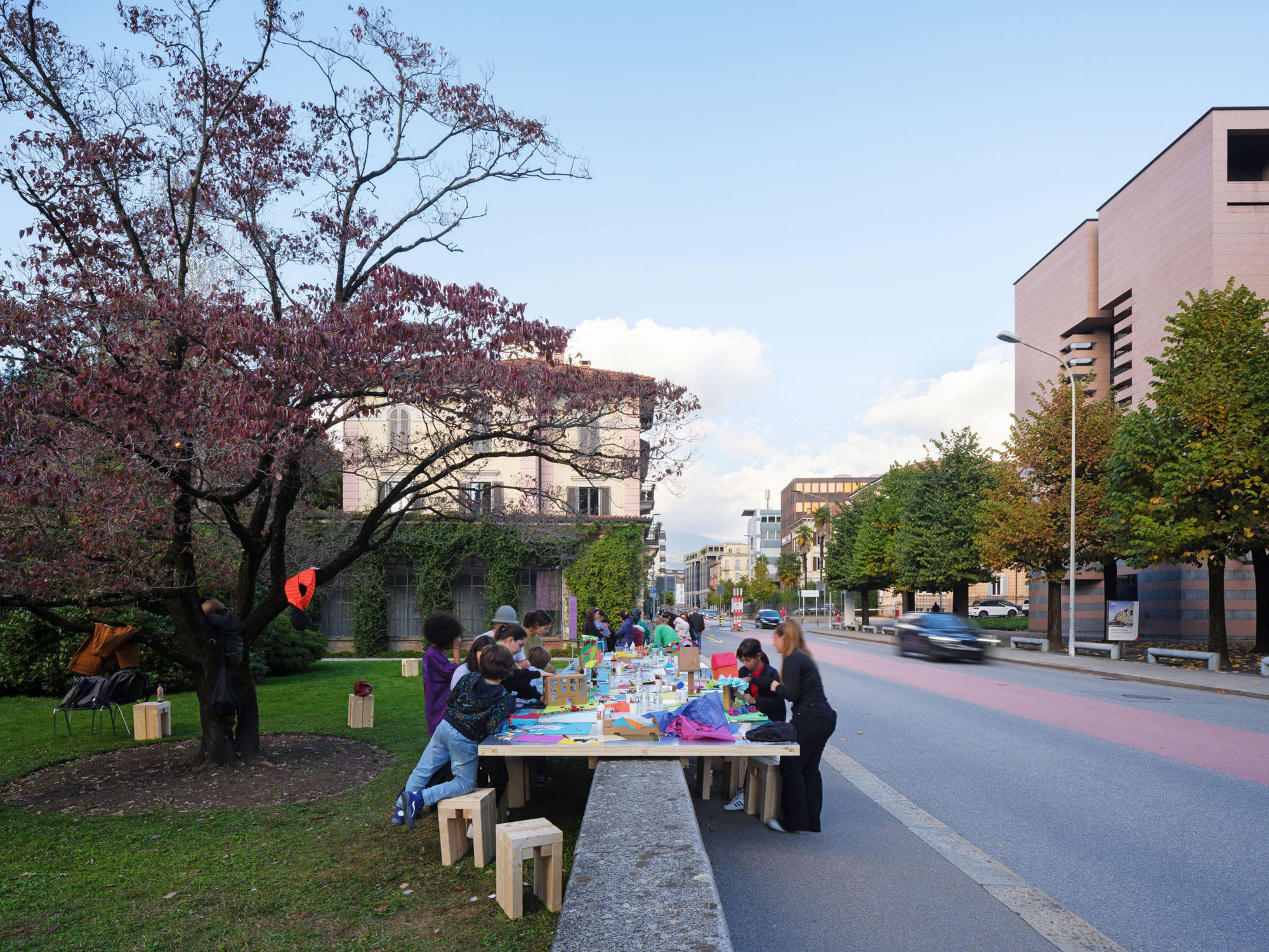 Além das refeições privadas: explorando a mesa comunitária como infraestrutura de espaço público