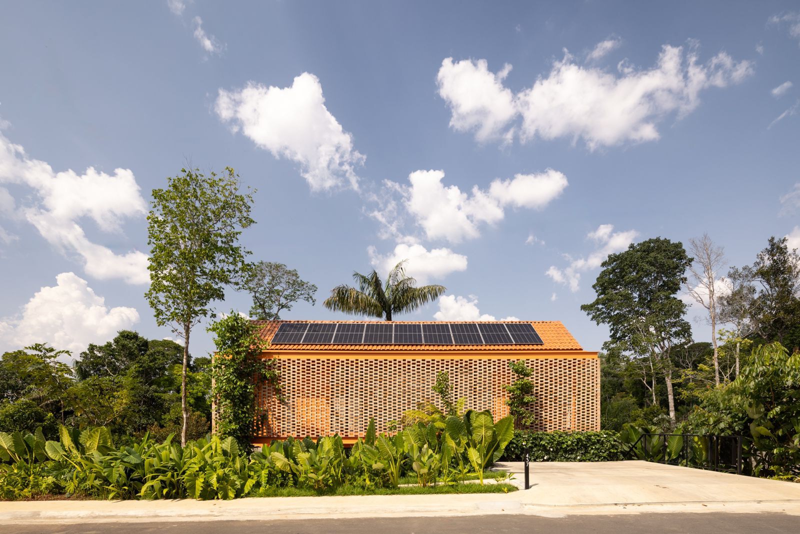Pupunha House / Laurent Troost Architectures + Hana Eto Gall Paisagismo