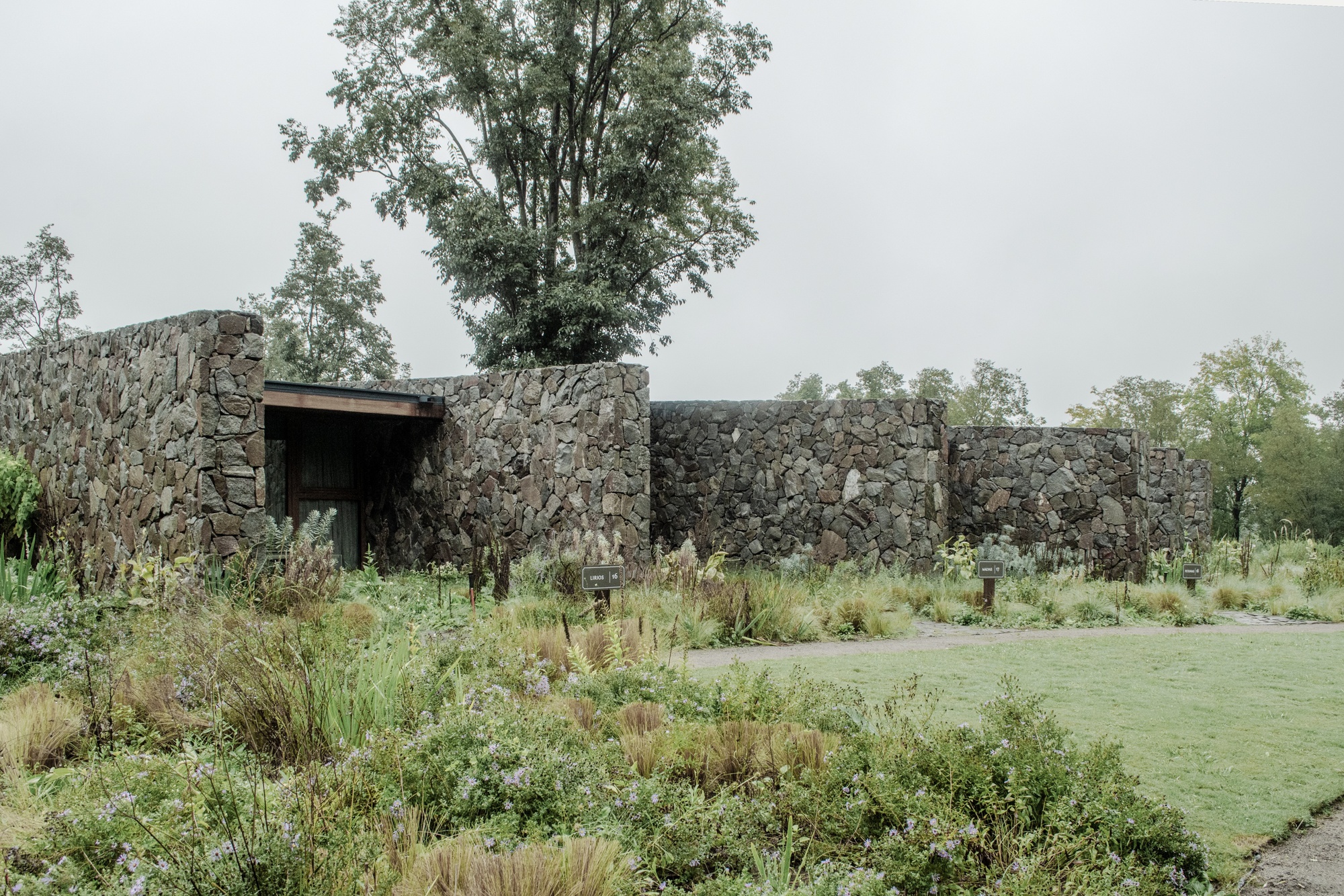 Entre Paredes de Pedra Suites / alarciaferrer arquitectos