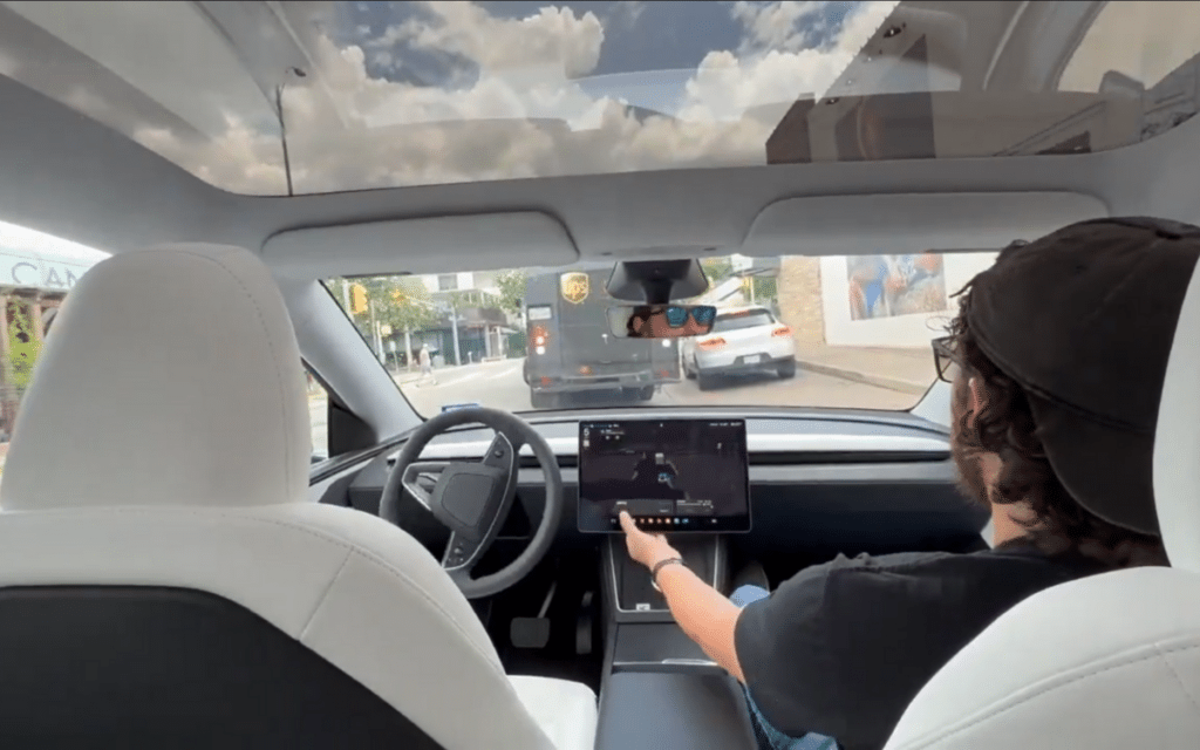 O ‘Robotaxis’ da Tesla continua travando – mesmo com ‘monitores de segurança’ humanos a bordo