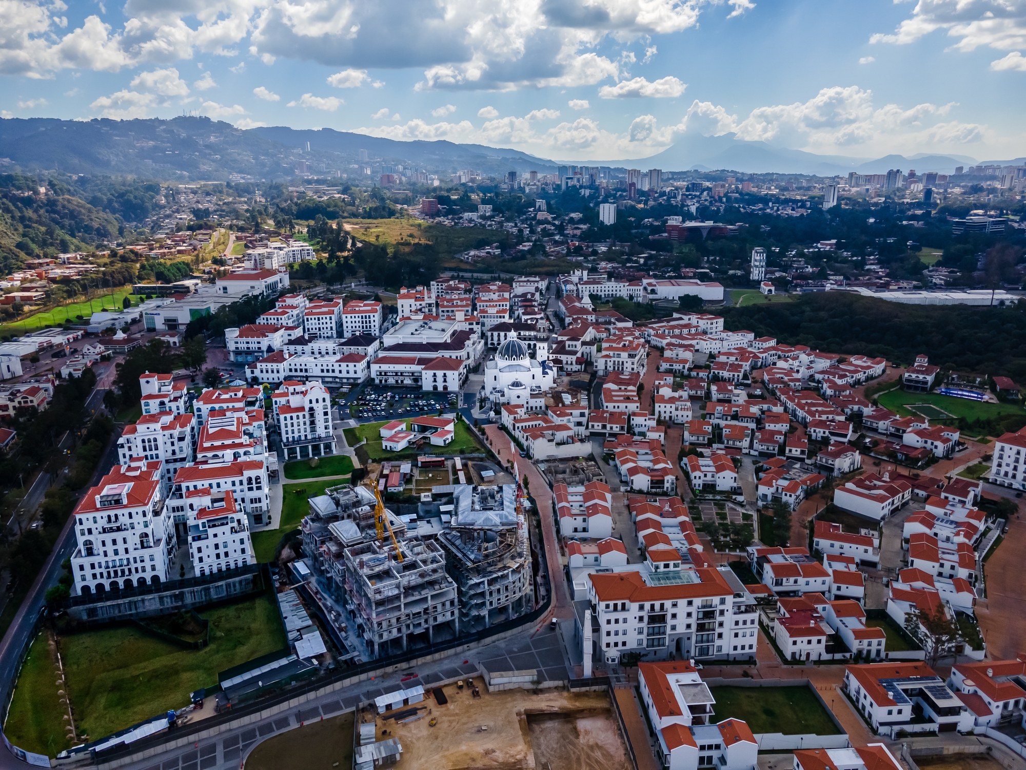 O Paradoxo Cayala: Como os distritos privados estão moldando o design do espaço público na Guatemala?