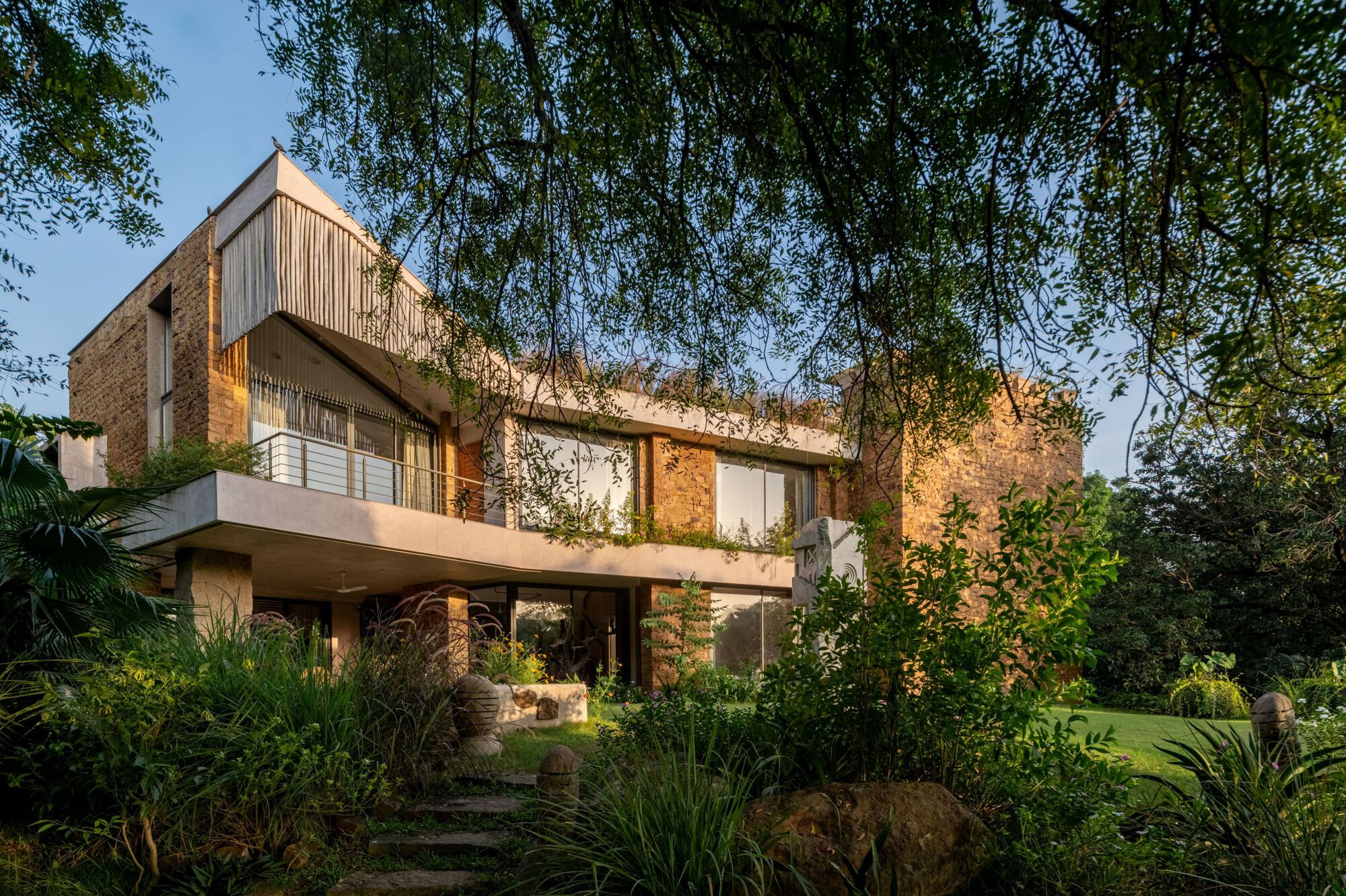 Casa Shilamay / SferaBlu Architects + Naman Shah Architects