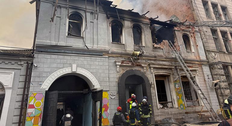 Ataques continuam a afetar civis e serviços essenciais na Ucrânia