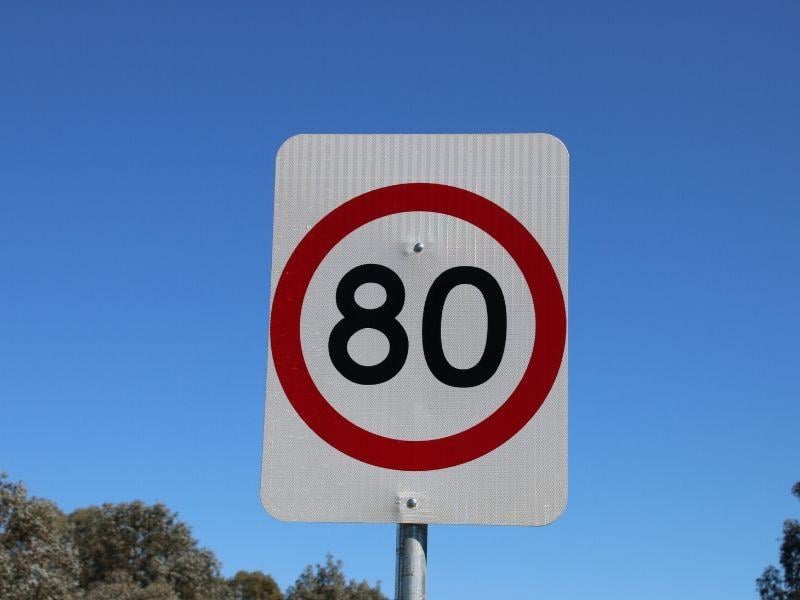 Governo australiano descarta planos para limites de velocidade mais baixos