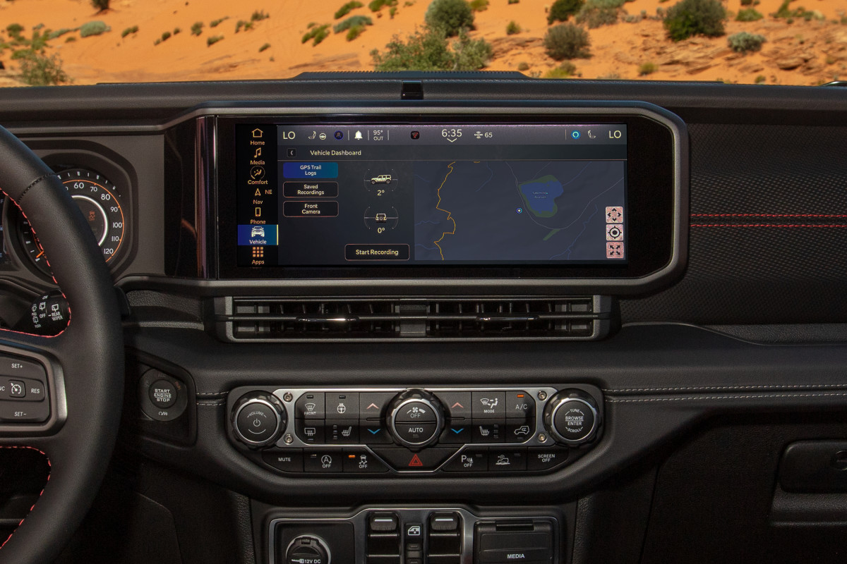 Proprietários de Jeep, Ram e Chrysler chateados com anúncios pop-up irritantes nas telas de seus carros