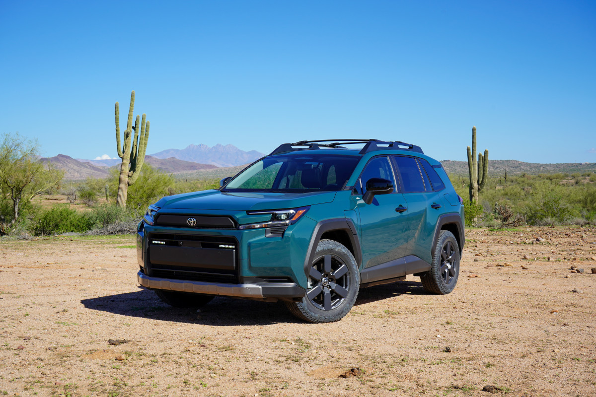 Os preços do híbrido Toyota RAV4 2026 sobem – você deveria comprar um modelo 2025?