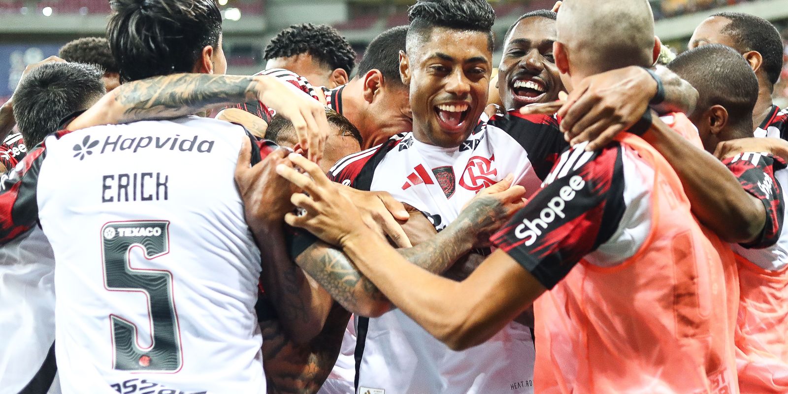 Flamengo goleia Sport e assume liderança; Santos vence Palmeiras