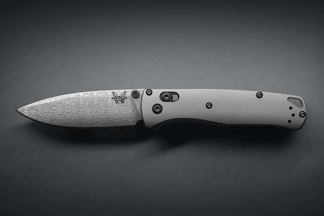 O aço mais exclusivo da Benchmade ganha uma segunda vida no Bugout personalizado