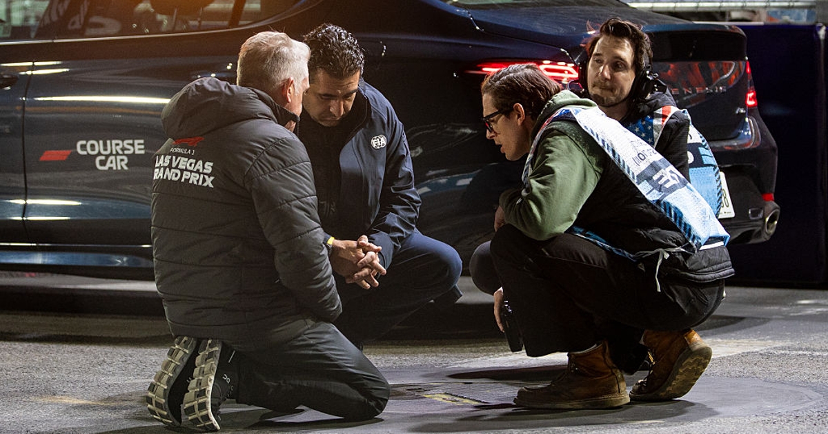 FIA reinspeciona e solda mais tampas de bueiros durante a noite em Las Vegas