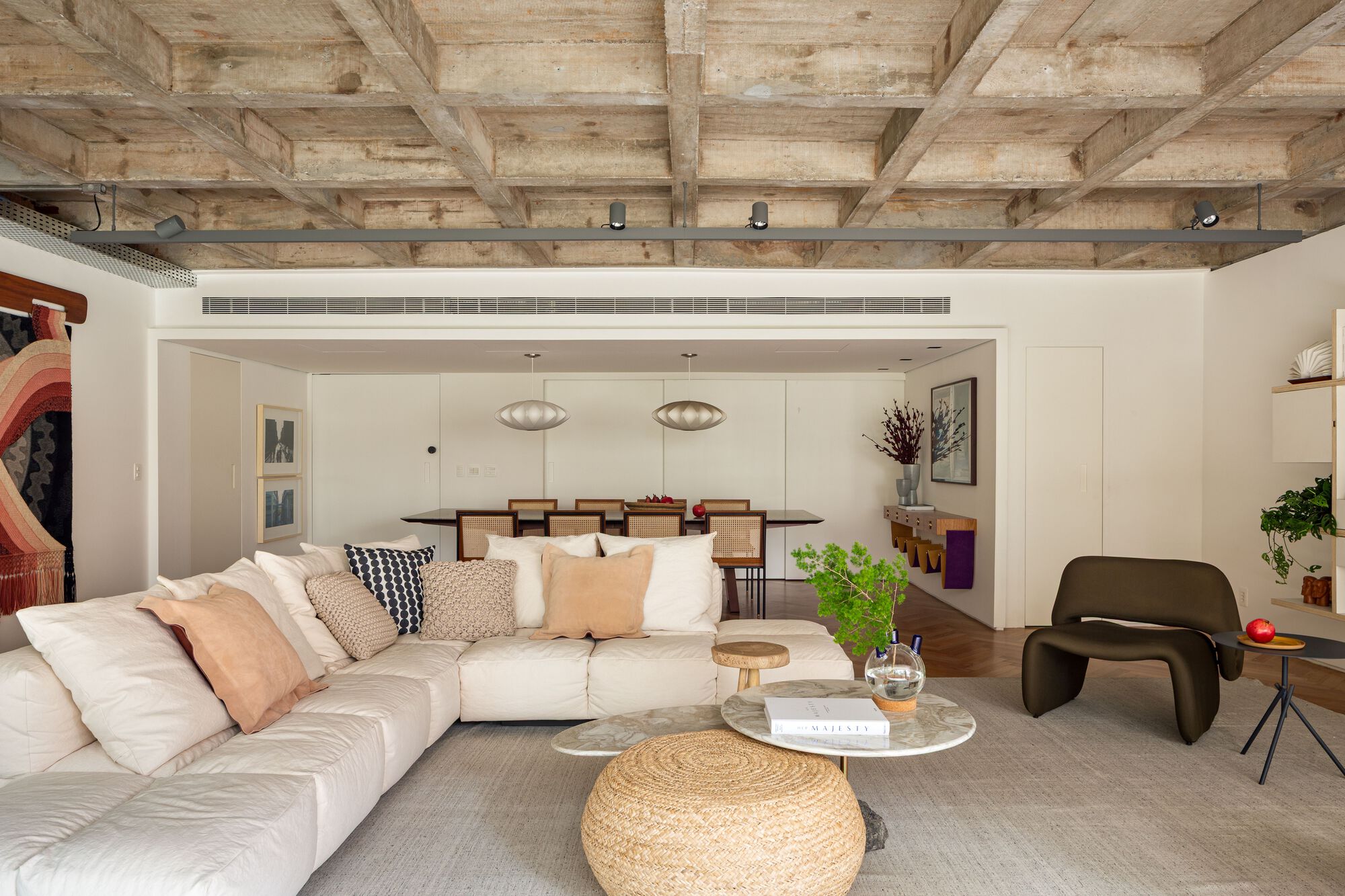 Franca Apartment / Ana Sawaia Arquitetura