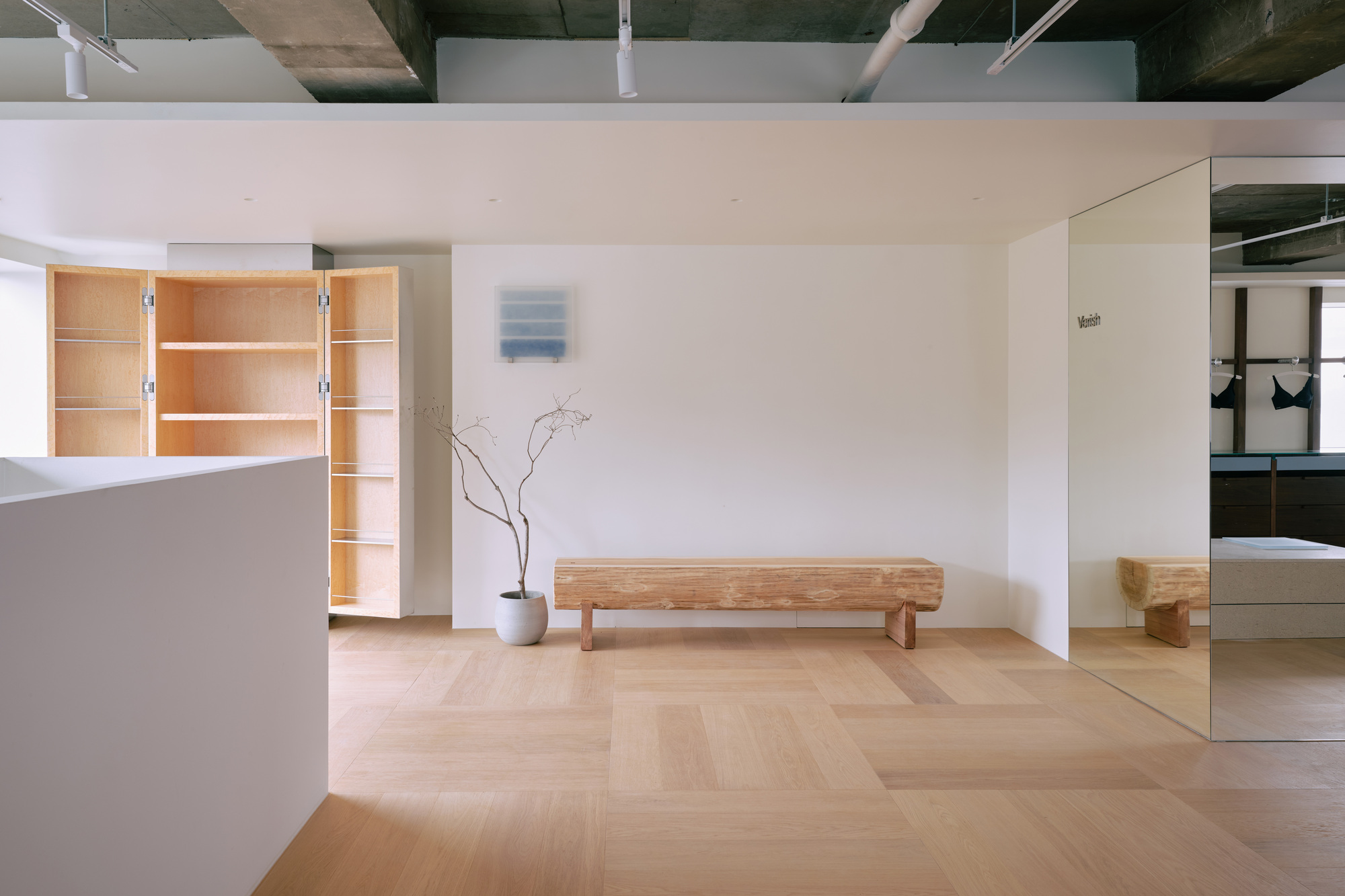 Loja principal de Verish Anguk / Studio Tama