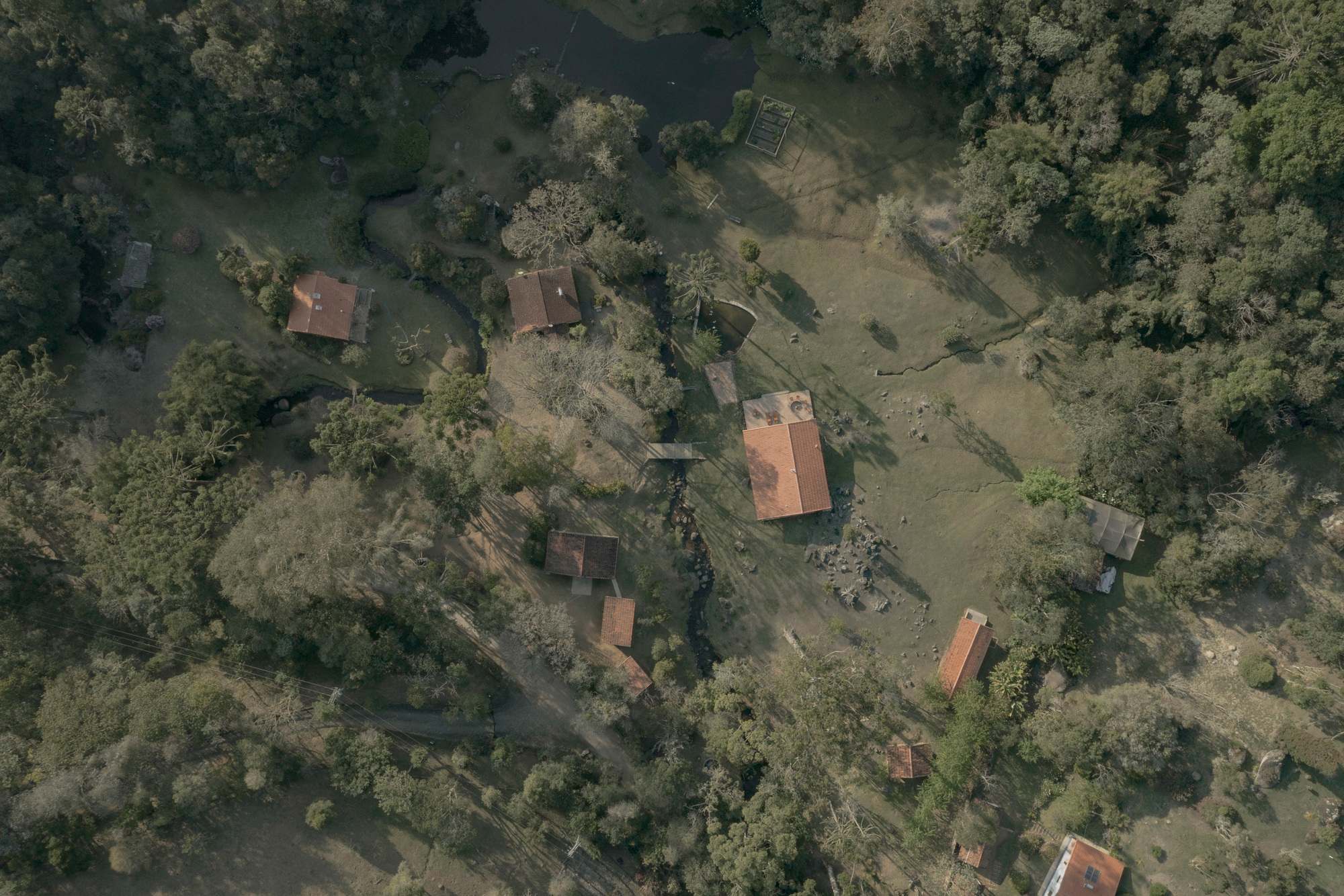 Da restrição legal ao artesanato local: quatro projetos adaptativos por messina | rivas em Cunha