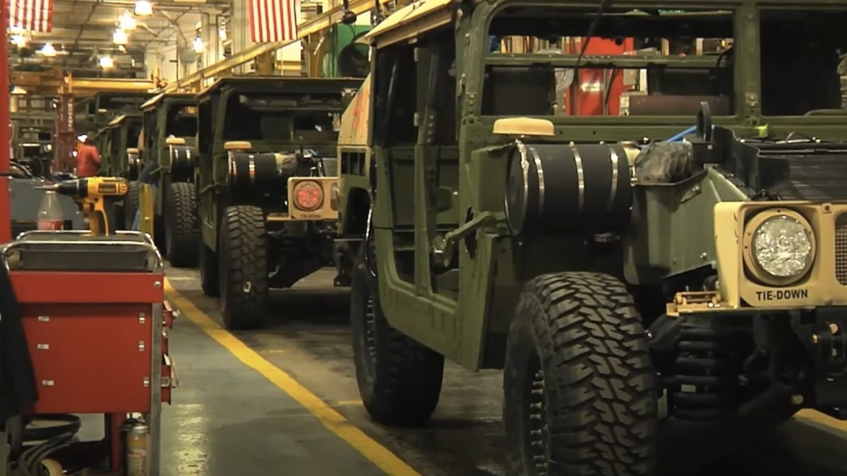 Dentro da instalação do Texas que reconstrói os Humvees militares dos EUA