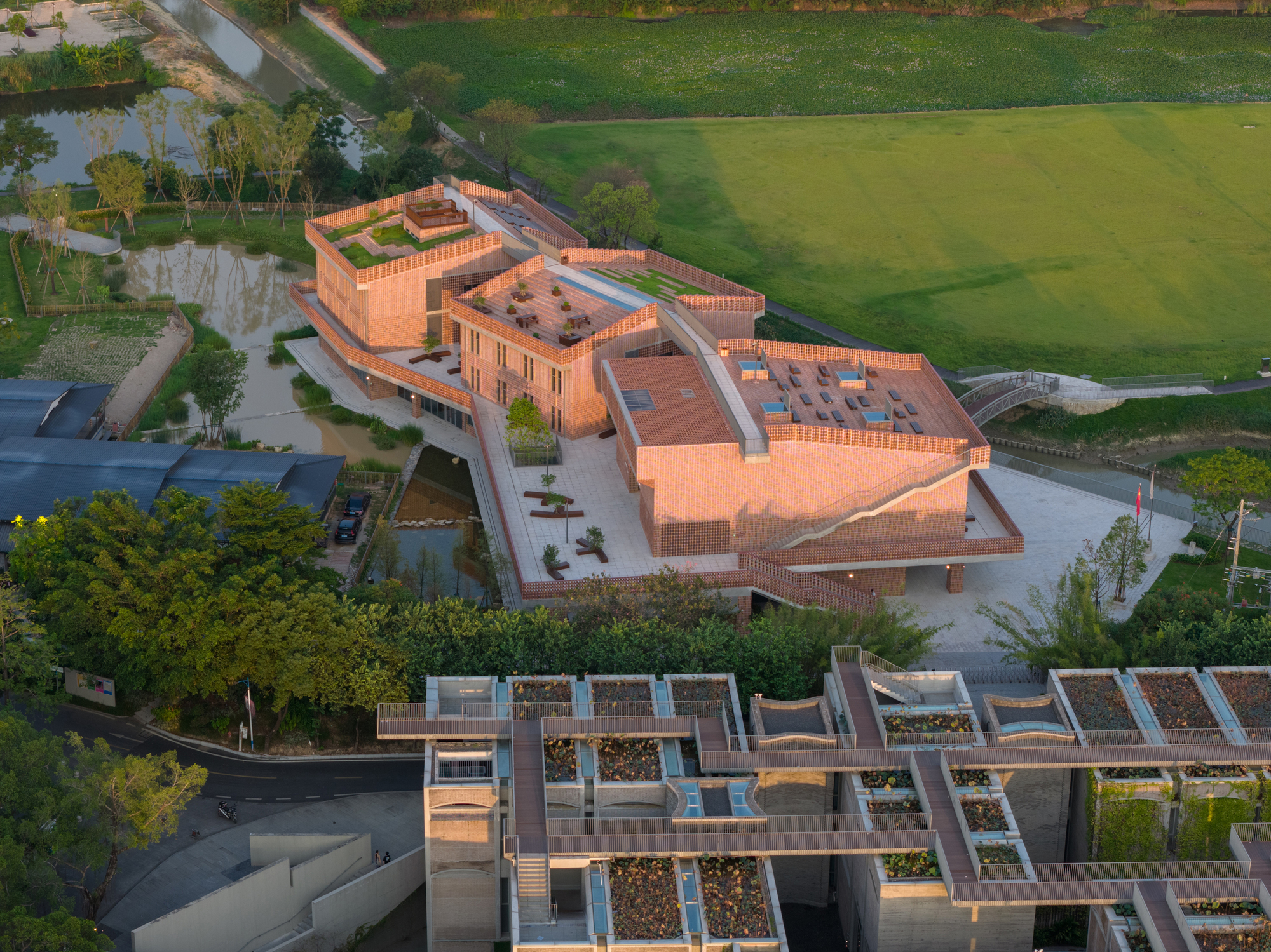 Langtou Gengxue + Centro Educacional / Atelier FCJZ