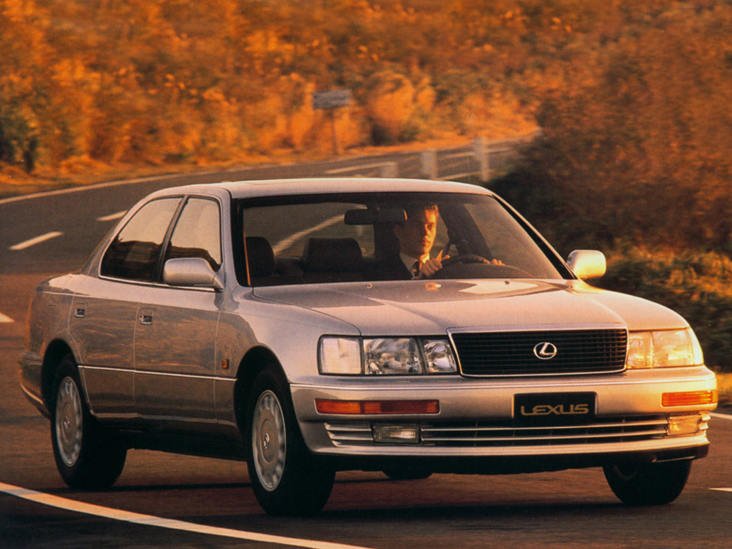 O carro-chefe da Lexus que já teve uma máquina de fax integrada opcional