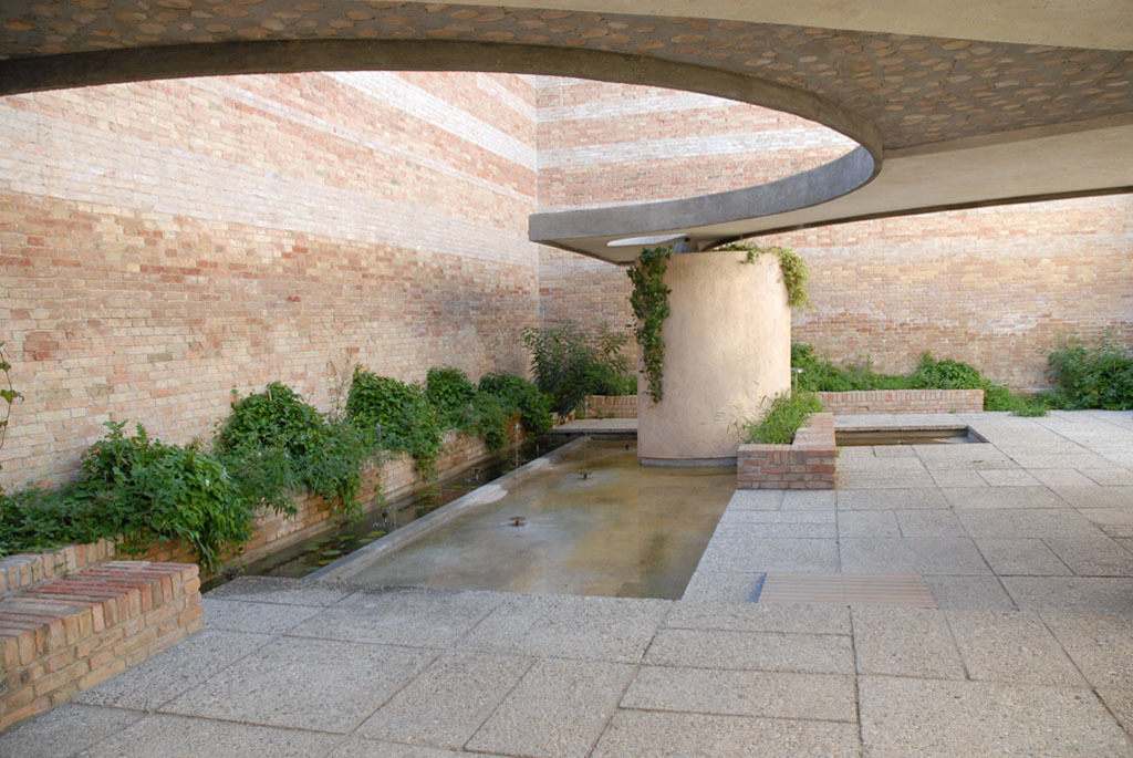 O Pavilhão Silencioso: Carlo Scarpa e o Jardim de Esculturas na Bienal de Veneza