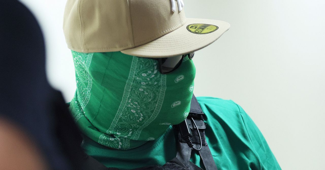 FBI alerta sobre criminosos se passando por ICE e insta agentes a se identificarem