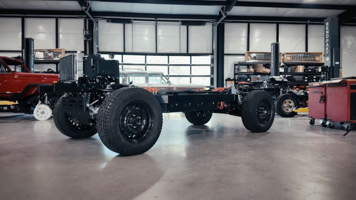 Um construtor do Texas criou um chassi totalmente elétrico para Jeep Wagoneers clássicos