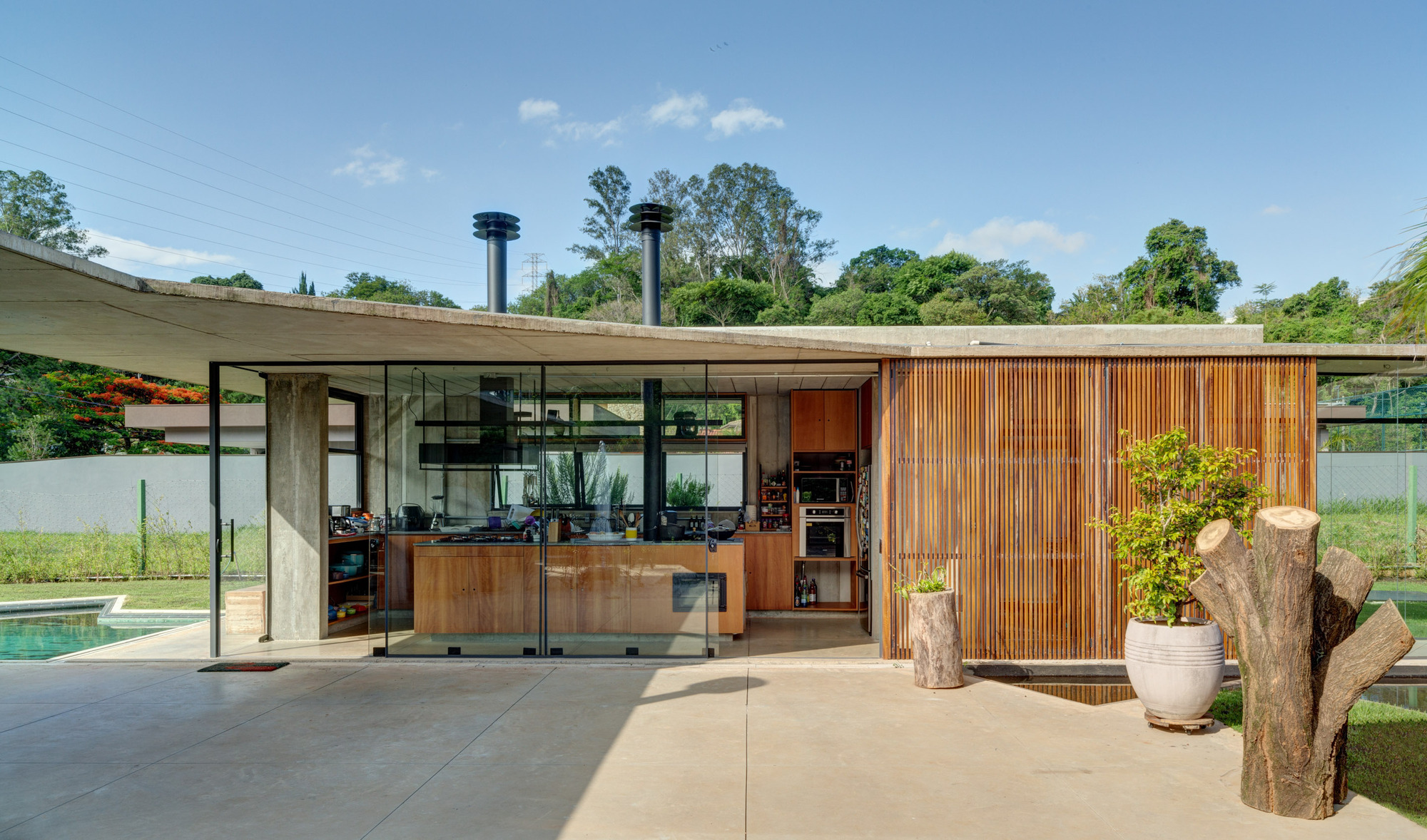 House in Vinhedo / Apiacás Arquitetos