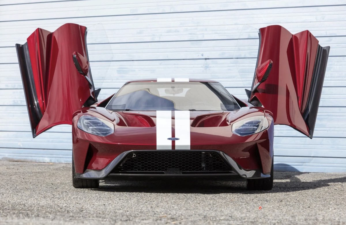 Ford GT 2019 à venda com US$ 61 mil em opções e apenas 9 milhas no relógio