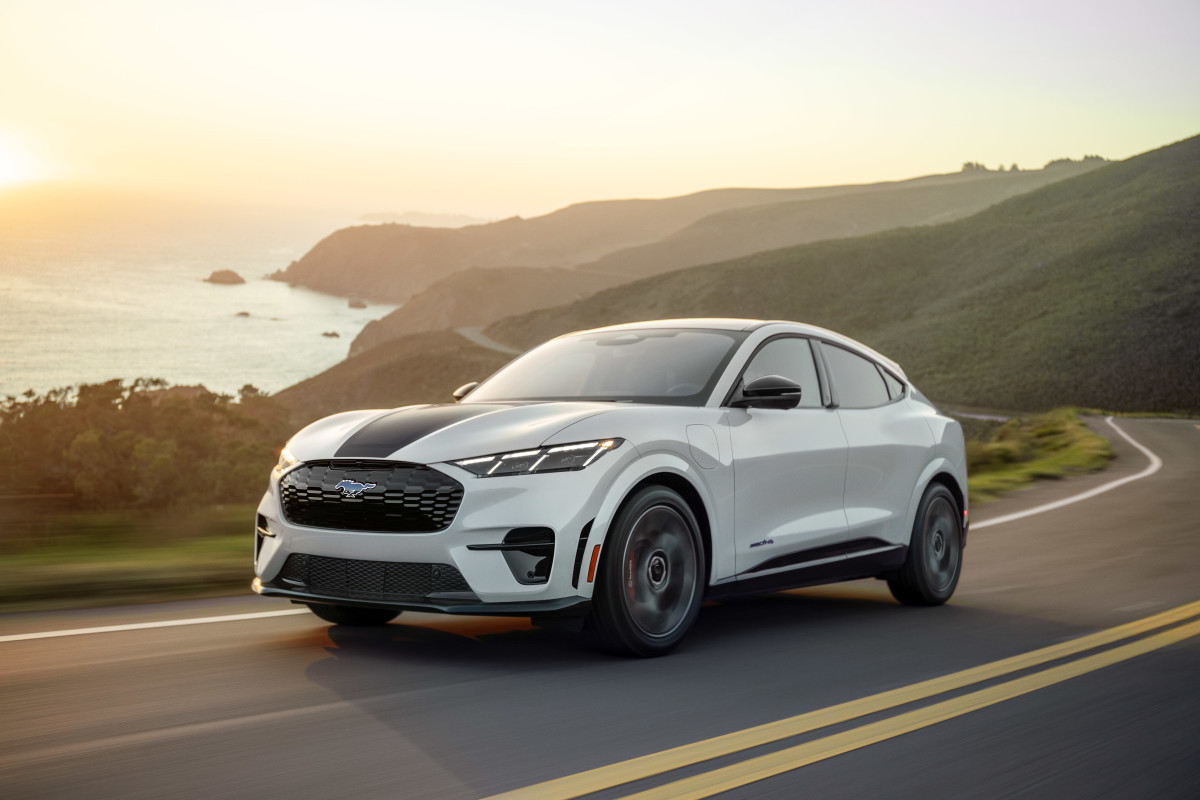 A Ford tornou o Mustang Mach-E mais barato para 2026 removendo um recurso EV básico