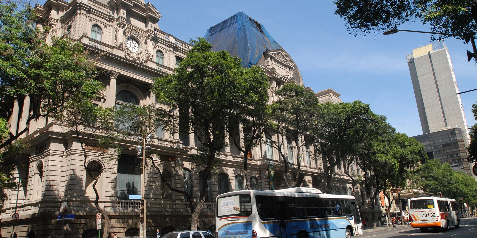 MNBA inaugura exposição que transforma tapumes em galeria a céu aberto